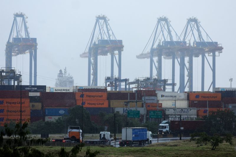 Vista mostra pátio de contêineres, no Porto de Santos
