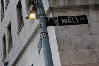 Painel com índices das bolsas de Nova York e preço do petróleo