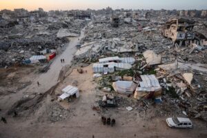 Vista panorâmica da Faixa de Gaza com escombros de edifícios destruídos.