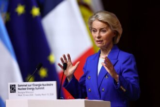 Sede da União Europeia em Bruxelas com bandeiras oficiais do bloco