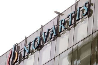 Logotipo da farmacêutica suíça Novartis em Rotkreuz