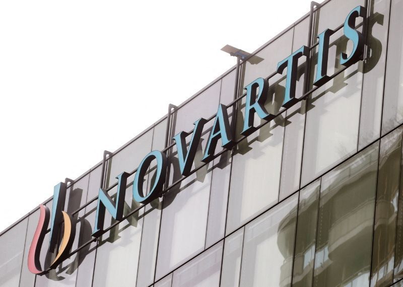 Logotipo da farmacêutica suíça Novartis em Rotkreuz