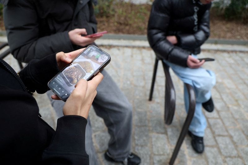 UE planeja restringir redes sociais e inteligência artificial para menores de 15 anos