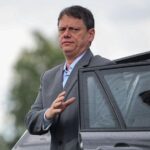 Governador de São Paulo, Tarcísio de Freitas desembarca de carro