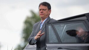 Governador de São Paulo, Tarcísio de Freitas desembarca de carro