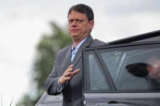 Governador de São Paulo, Tarcísio de Freitas desembarca de carro