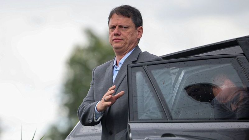 Governador de São Paulo, Tarcísio de Freitas desembarca de carro