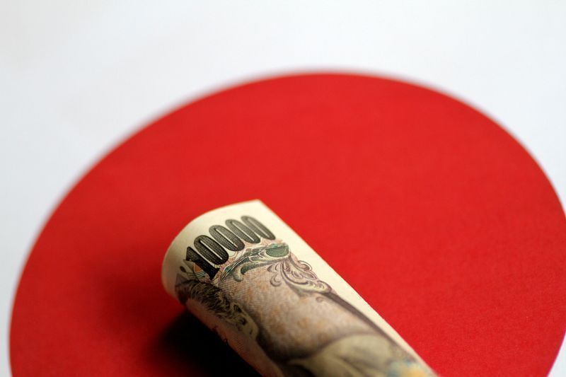 Notas de iene e dólar em mercado cambial