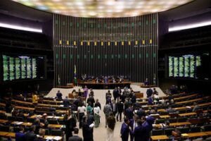 Urna eletrônica em seção eleitoral durante votação no Brasil