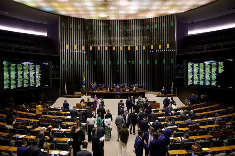 Urna eletrônica em seção eleitoral durante votação no Brasil