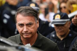 Urna eletrônica e materiais de campanha eleitoral no Brasil