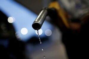 Posto de combustíveis com bombas medindo preços em rodovia brasileira
