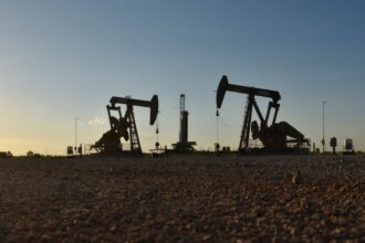 Plataforma em campo de petróleo em Midland