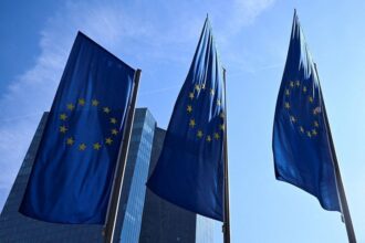 Bandeiras da União Europeia na sede do Banco Central Europeu em Frankfurt, Alemanha