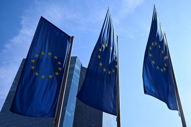Bandeiras da União Europeia na sede do Banco Central Europeu em Frankfurt, Alemanha