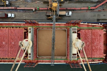 Navio recebe carregamento de soja no Porto de Santos