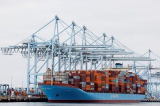 Contêineres em um navio da Maersk no porto de Los Angeles, EUA