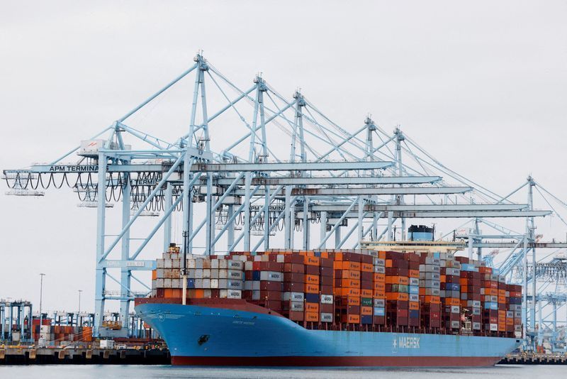 Contêineres em um navio da Maersk no porto de Los Angeles, EUA