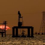 Plataforma de petróleo em alto-mar durante o dia