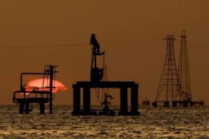 Plataforma de petróleo em alto-mar durante o dia