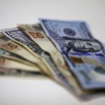 Notas de real brasileiro e dólar americano são retratadas em uma casa de câmbio no Rio de Janeiro