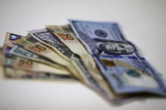 Notas de real brasileiro e dólar americano são retratadas em uma casa de câmbio no Rio de Janeiro