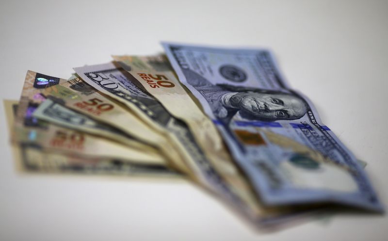 Notas de real brasileiro e dólar americano são retratadas em uma casa de câmbio no Rio de Janeiro
