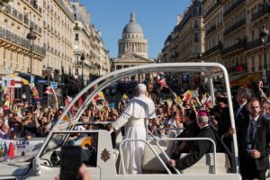 O papa Leão no papamóvel pelas ruas de Paris, a caminho da Catedral de Notre-Dame