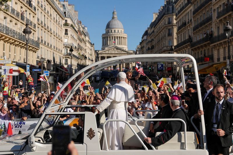 O papa Leão no papamóvel pelas ruas de Paris, a caminho da Catedral de Notre-Dame