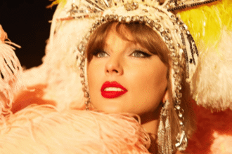 Taylor Swift em imagem promocional do "The Life of a Showgirl"