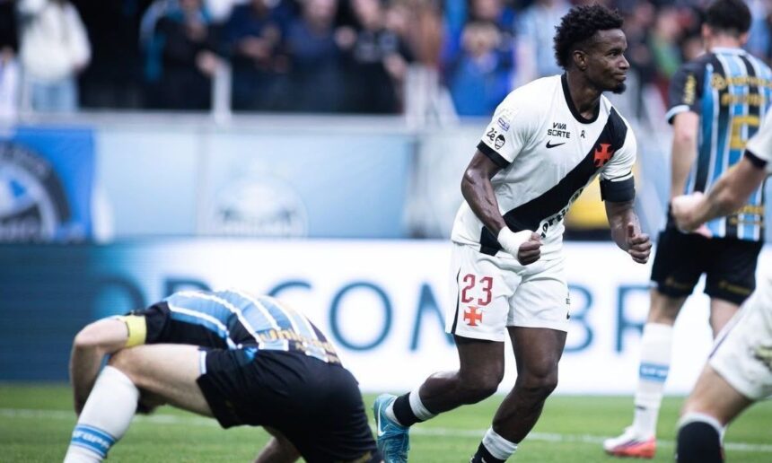 Jogadores do Vasco comemoram gol contra o Grêmio