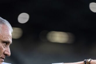 Tite em ação em Cruzeiro x Pouso Alegre, no Mineirão