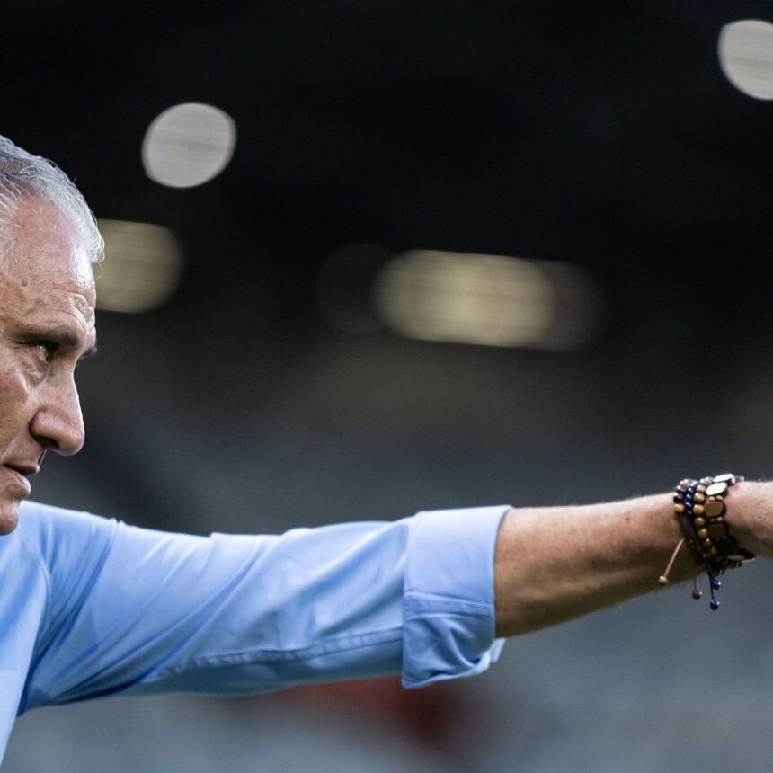 Tite em ação em Cruzeiro x Pouso Alegre, no Mineirão