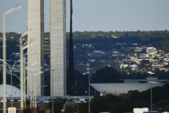 Trânsito no Eixo Monumental no sentido Rodoviária do Plano Piloto