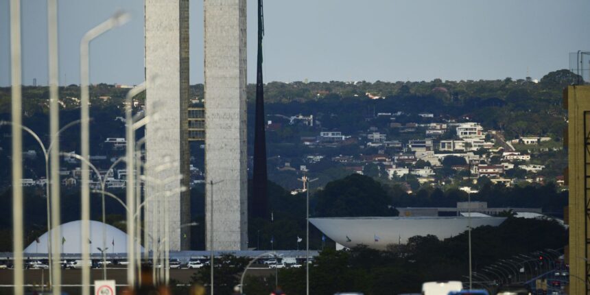 Trânsito no Eixo Monumental no sentido Rodoviária do Plano Piloto