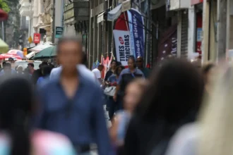 Movimentação de pessoas nas ruas do centro da cidade.