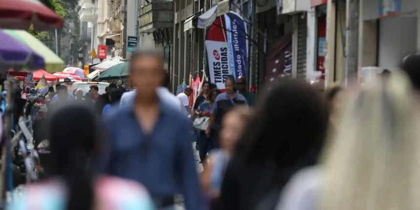 Movimentação de pessoas nas ruas do centro da cidade.