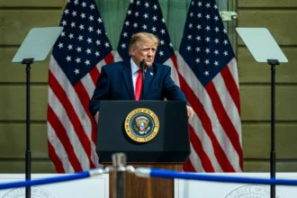 Trump volta a barrar jornalistas na Casa Branca mesmo após decisão judicial