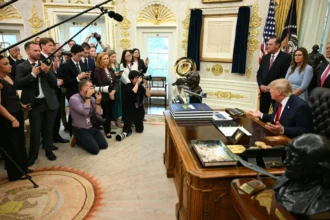 Trump ironiza boicote da imprensa durante reunião com prefeito de Nova York