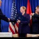 O presidente dos EUA, Donald Trump, a primeira-ministra da Dinamarca, Mette Frederiksen, e o primeiro-ministro da Groenlândia, Jens-Frederik Nielsen, participam de uma cerimônia trilateral de assinatura de um acordo sobre a segurança da Groenlândia, em Nova York 22 de setembro de 2026 REUTERS/Kylie Cooper