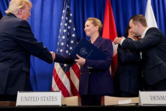 O presidente dos EUA, Donald Trump, a primeira-ministra da Dinamarca, Mette Frederiksen, e o primeiro-ministro da Groenlândia, Jens-Frederik Nielsen, participam de uma cerimônia trilateral de assinatura de um acordo sobre a segurança da Groenlândia, em Nova York 22 de setembro de 2026 REUTERS/Kylie Cooper