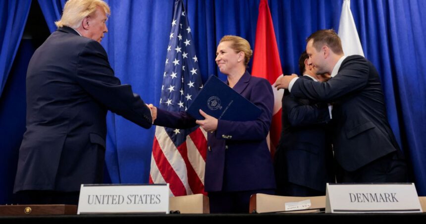 O presidente dos EUA, Donald Trump, a primeira-ministra da Dinamarca, Mette Frederiksen, e o primeiro-ministro da Groenlândia, Jens-Frederik Nielsen, participam de uma cerimônia trilateral de assinatura de um acordo sobre a segurança da Groenlândia, em Nova York 22 de setembro de 2026 REUTERS/Kylie Cooper