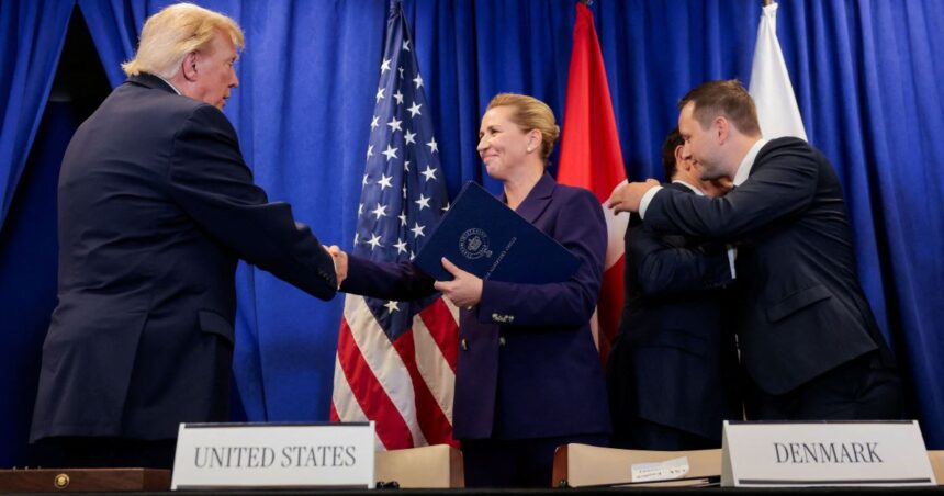 O presidente dos EUA, Donald Trump, a primeira-ministra da Dinamarca, Mette Frederiksen, e o primeiro-ministro da Groenlândia, Jens-Frederik Nielsen, participam de uma cerimônia trilateral de assinatura de um acordo sobre a segurança da Groenlândia, em Nova York 22 de setembro de 2026 REUTERS/Kylie Cooper