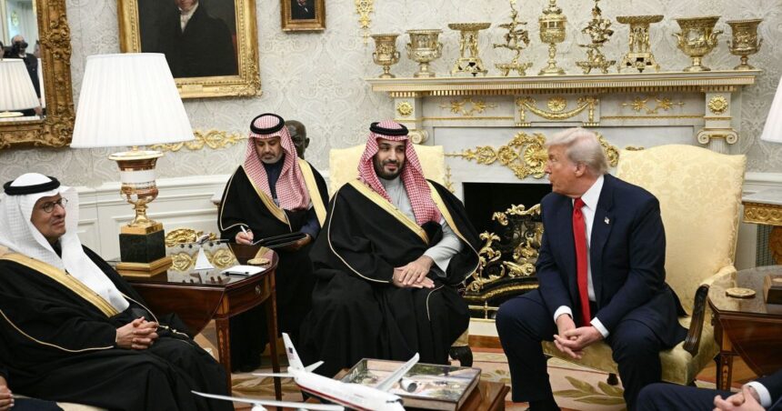 Bandeiras dos Estados Unidos e da Arábia Saudita diante de instalação nuclear