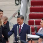 Em gesto raro, Trump recebe Xi Jinping em pista de aeroporto nos EUA