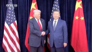 O presidente dos EUA, Donald Trump, e o presidente chinês, Xi Jinping, se encontraram pessoalmente pela primeira vez em 6 de abril de 2017, passando algum tempo juntos com suas esposas antes de se aprofundarem nas espinhosas questões comerciais e de segurança que prejudicam o relacionamento entre as duas maiores economias do mundo nos dois dias seguintes.