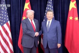 O presidente dos EUA, Donald Trump, e o presidente chinês, Xi Jinping, se encontraram pessoalmente pela primeira vez em 6 de abril de 2017, passando algum tempo juntos com suas esposas antes de se aprofundarem nas espinhosas questões comerciais e de segurança que prejudicam o relacionamento entre as duas maiores economias do mundo nos dois dias seguintes.
