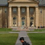 Estudantes em frente ao Goldwin Smith Hall, no campus da Universidade Cornell em Ithaca, Nova York, em abril de 2023