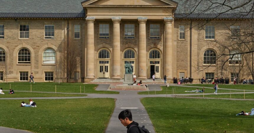 Estudantes em frente ao Goldwin Smith Hall, no campus da Universidade Cornell em Ithaca, Nova York, em abril de 2023