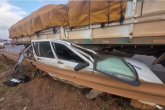 Uno fica destruído após ser prensado por caminhão em Anápolis; ocupantes saem ilesos